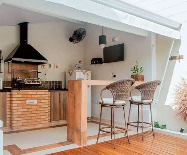 60. Pequena &aacute;rea gourmet conta com churrasqueira de vidro pr&eacute;-moldada com base de tijolinhos. Fonte: Pinterest