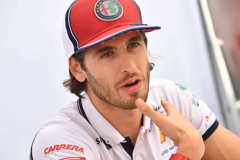 Giovinazzi elogia Raikkonen por ajudar em seu próprio progresso