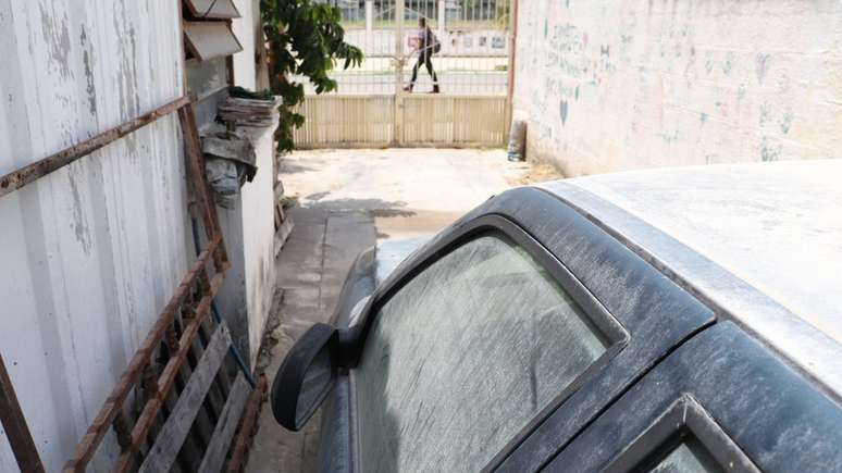 Os vizinhos reclamam que, quando chove, detritos formam uma camada de cimento em carros, casas e vegetação