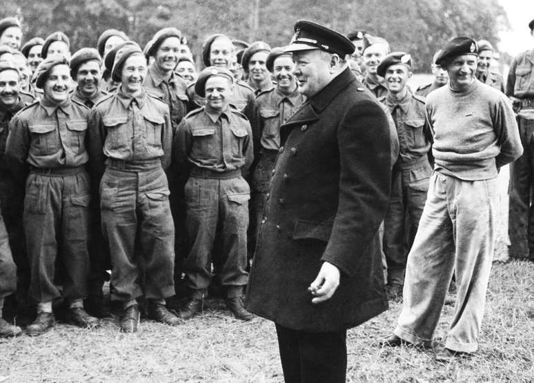 Winston Churchill se opôs à Operação Dragão, acreditando que as forças deveriam ser enviadas à frente italiana