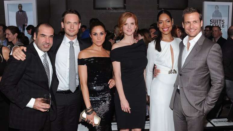 Meghan fotografada ao lado de atores do elenco de Suits em 2012