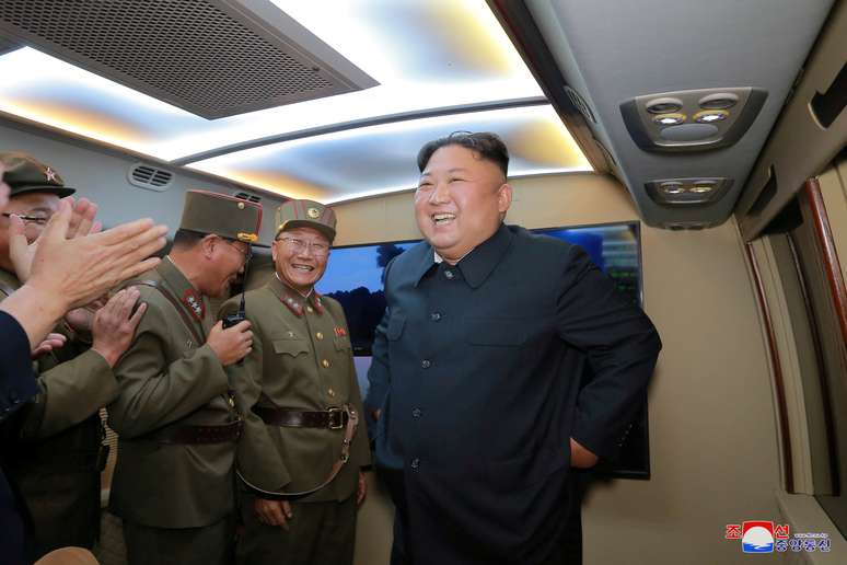 Líder da Coreia do Norte, Kim Jong Un, monitora teste de míssil em local não revelado na Coreia do Norte
07/08/2019 KCNA via REUTERS