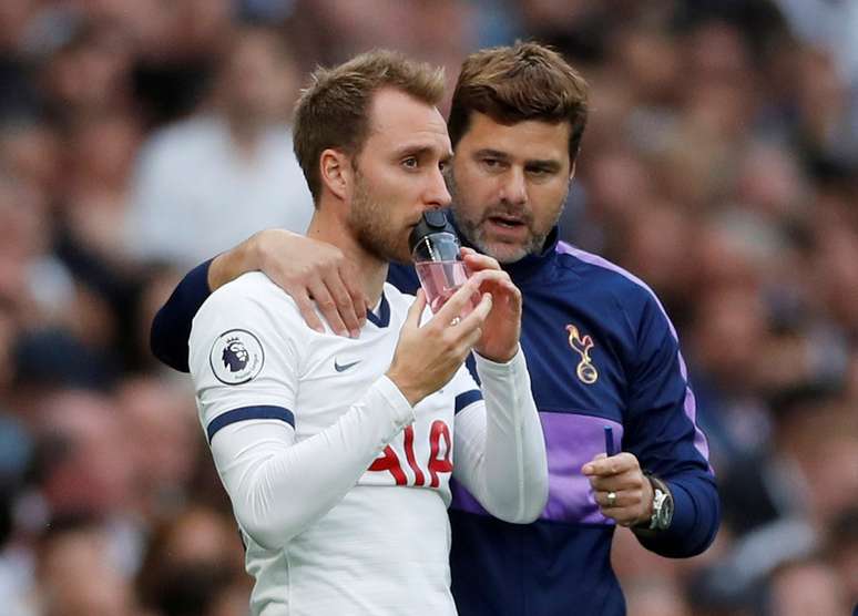 Técnico Mauricio Pochettino conversa com meia Christian Eriksen antes de colocá-lo em campo em partida contra o Aston Villa pelo Campeonato Inglês
10/08/2019  Action Images via Reuters/Matthew Childs 