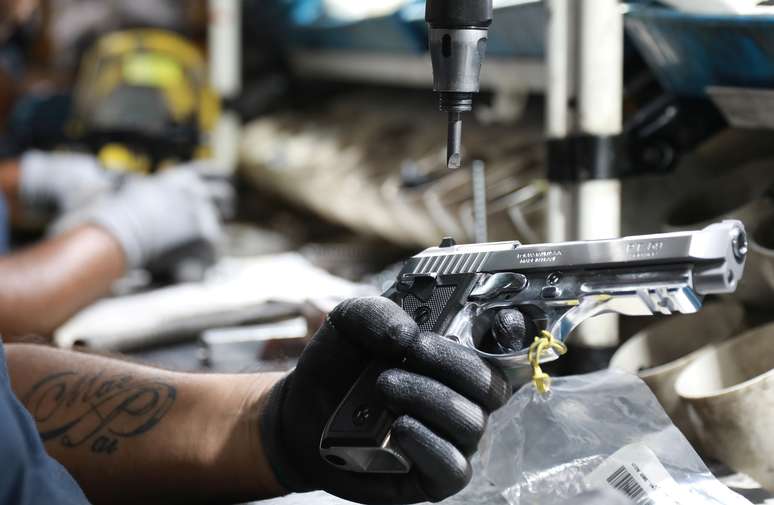 Funcion&aacute;rio da Taurus trabalha na f&aacute;brica em S&atilde;o Leopoldo
15/01/2019
REUTERS/Diego Vara