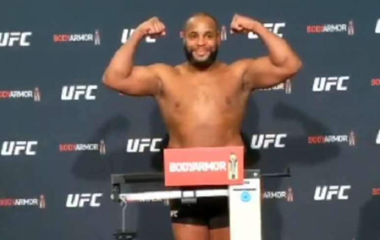 Campeão Daniel Cormier ficou com 107,3kg e confirmou a disputa de título contra Stipe Miocic (Foto: Reprodução)