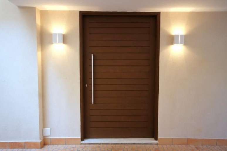 47. Arandelas externas aos lados da porta. Projeto de Meyer Cortez