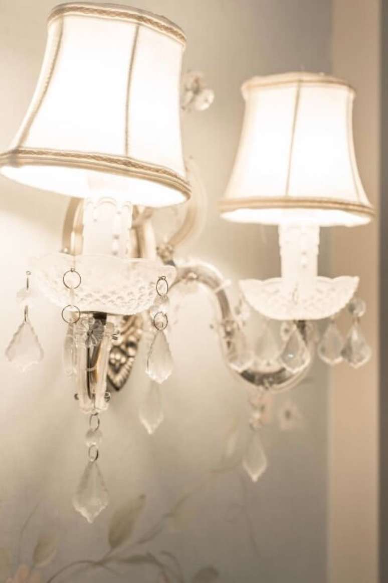 32. Arandelas externas em estilo cl&aacute;ssico e rom&acirc;ntico. Projeto de Larissa Franco Arquitetura