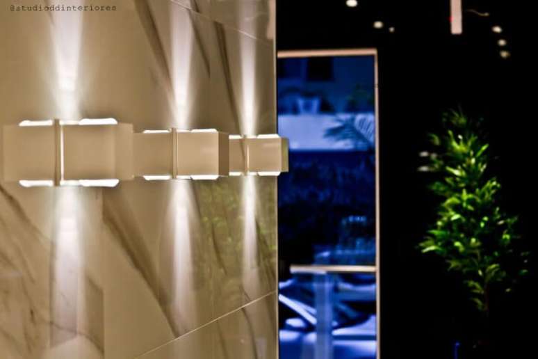 3. Aqui vemos muito bem como &eacute; o tipo de ilumina&ccedil;&atilde;o feito pelas arandelas. Projeto de Diego Duracenski