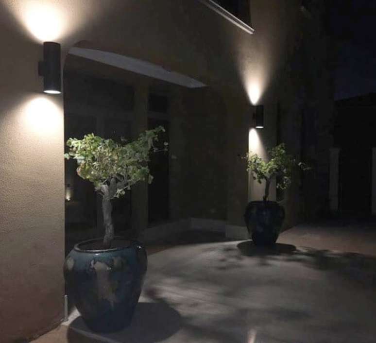 11. Aqui, as arandelas externas iluminam os lados da porta. Projeto de Espa&ccedil;o Pau Brasil Arquitetura