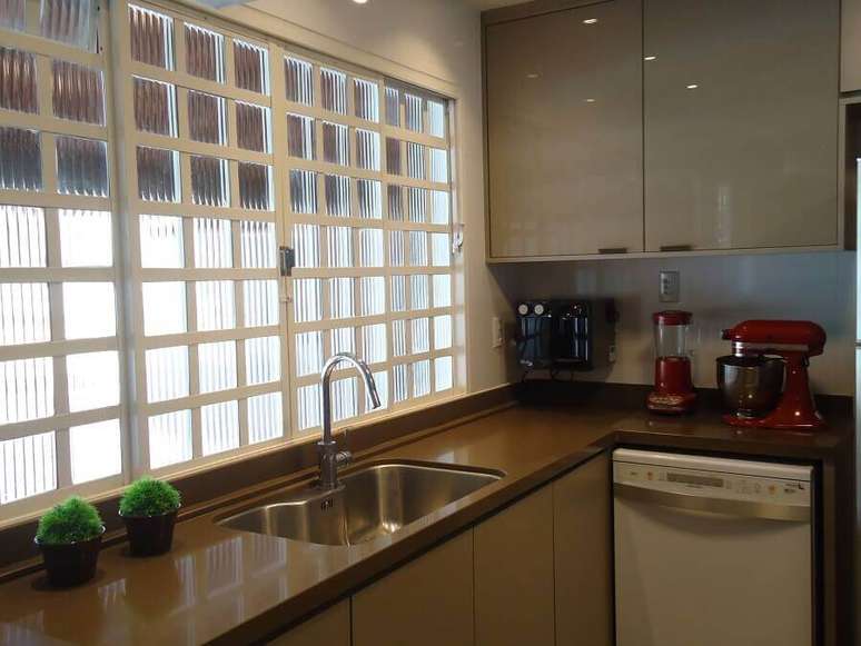 20. Decora&ccedil;&atilde;o simples com bancada de cozinha marrom &ndash; Foto: Lania Lacorte