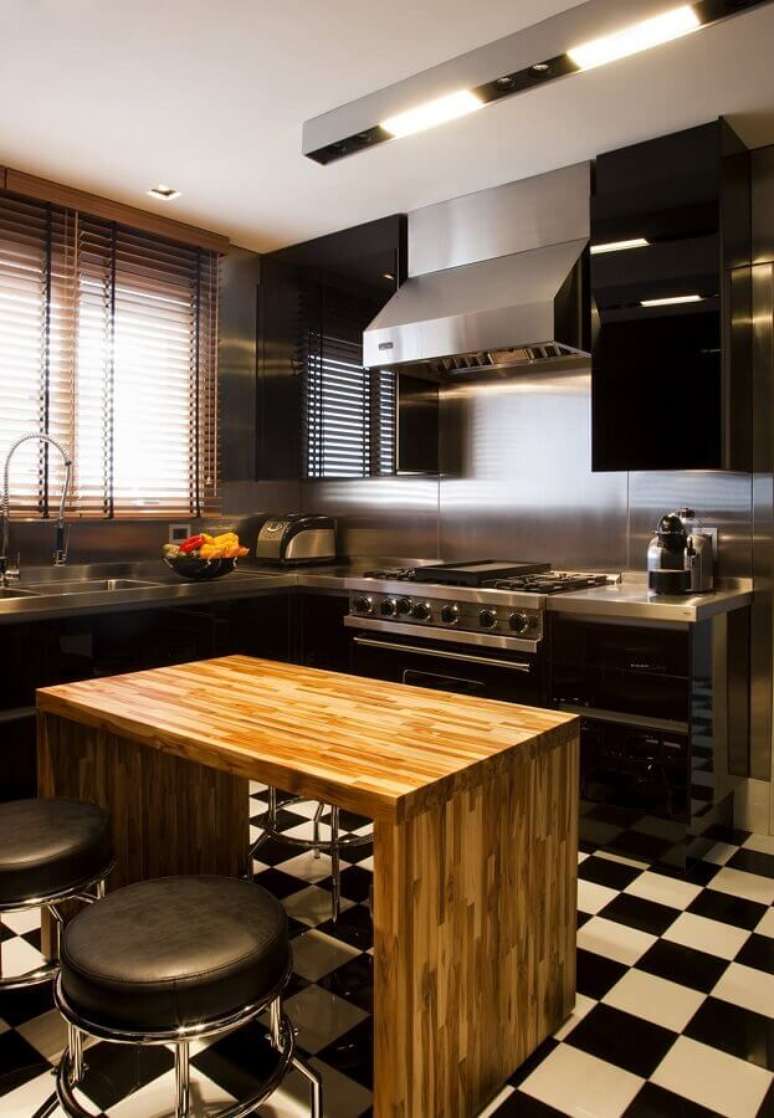 23. Outra op&ccedil;&atilde;o, al&eacute;m das pedras, &eacute; a bancada para cozinha de inox que leva um toque moderno ao ambiente &ndash; Foto: Toninho Noronha