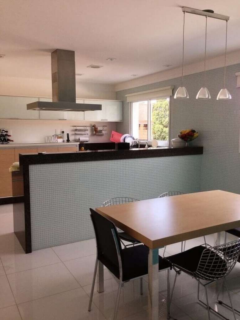 22. Decora&ccedil;&atilde;o com pastilhas verdes na bancada de cozinha americana preta &ndash; Foto: Valquiria Giroto