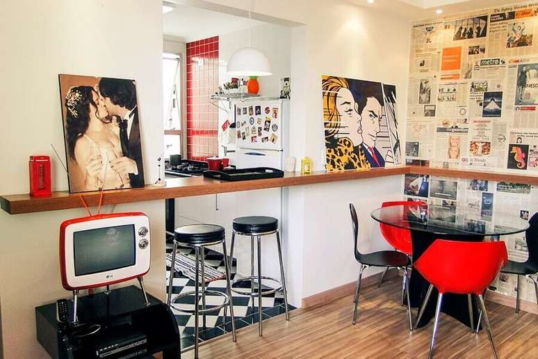 24. Bancada de cozinha americana feita em madeira com decora&ccedil;&atilde;o retr&ocirc; &ndash; Foto: Casa Aberta