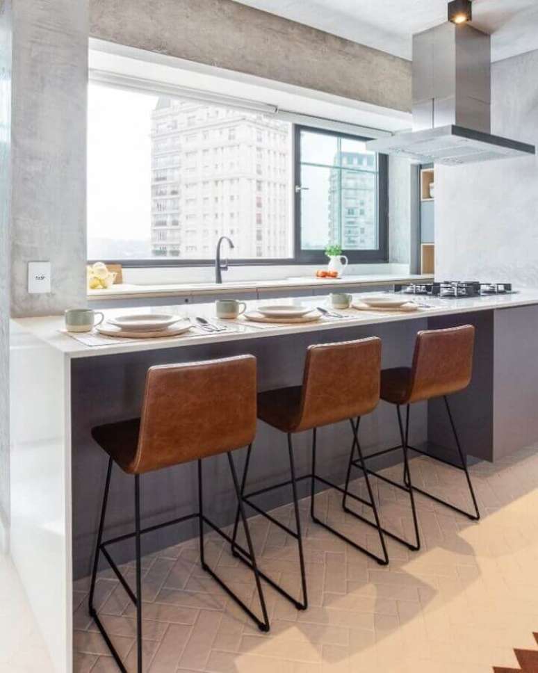 28. Invista em banquetas bonitas para decorar a bancada para cozinha com cooktop – Foto: Vivivane Gobbato Arquitetura