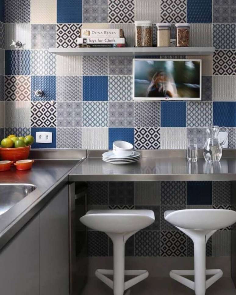 30. A bancada para cozinha feita em inox é garantia de um toque moderno na decoração da cozinha – Foto: Simone Saccab