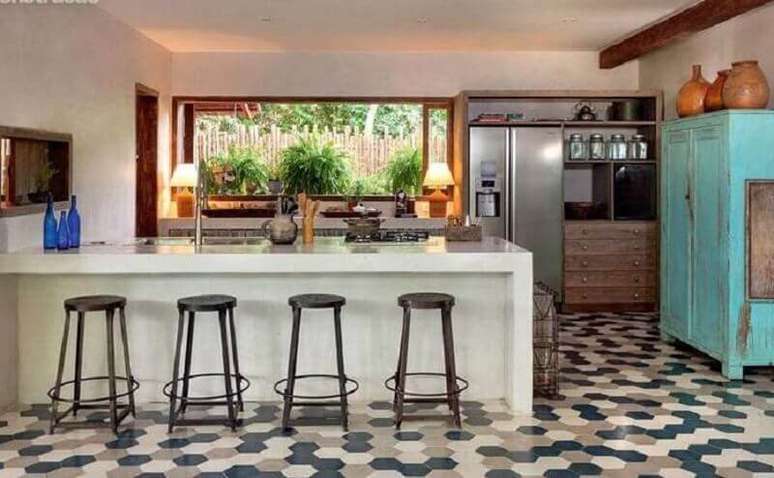 35. Bancada para cozinha ampla com arm&aacute;rio azul antigo &ndash; Foto: Pinterest