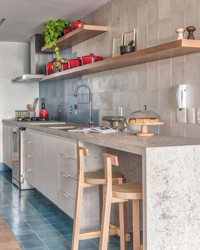 37. Bancada para cozinha com decoração simples e prateleiras de madeira – Foto: Voa Arquitetura