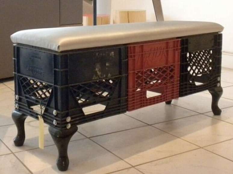 9. Banco feito de caixote de feira de pl&aacute;stico