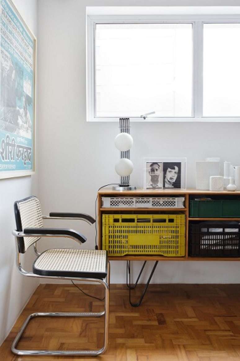 18. Caixote de feira de pl&aacute;stico usado como gaveta em aparador. Projeto de Mauricio Arruda