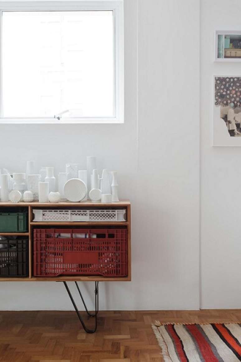 19. Mais uma imagem de caixote de feira de pl&aacute;stico usado como gaveta em aparador. Projeto de Mauricio Arruda