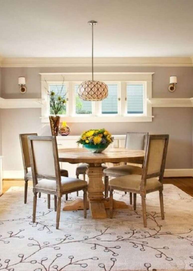 51. As flores como centro de mesa deixam a decora&ccedil;&atilde;o mais alegre