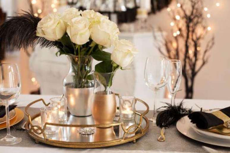 22. O uso de objetos metálicos é bem aceito como centro de mesa na decoração de casamento