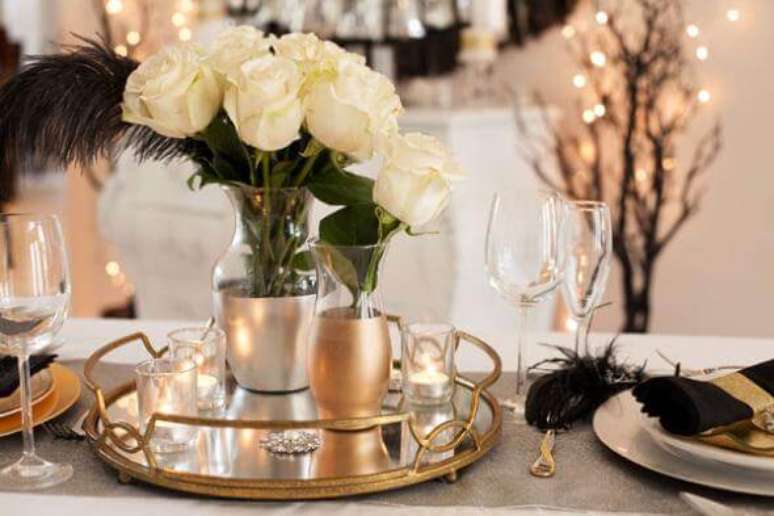 15. O uso de objetos met&aacute;licos &eacute; bem aceito&nbsp;como centro de mesa na decora&ccedil;&atilde;o de casamento