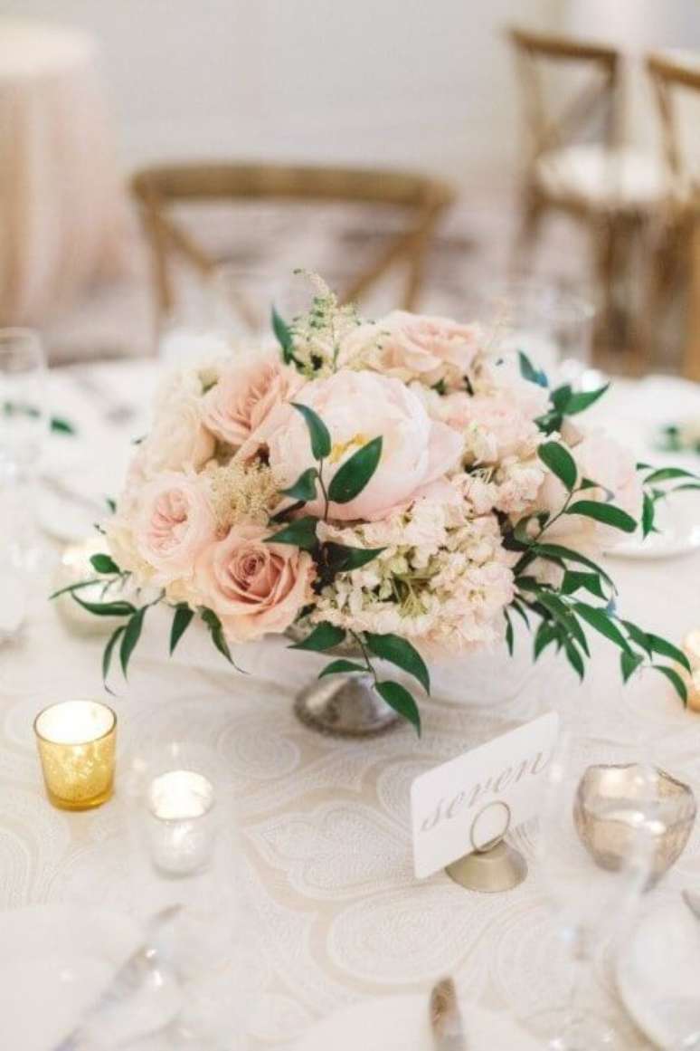 6. As flores são praticamente onipresentes no centro de mesa de casamento