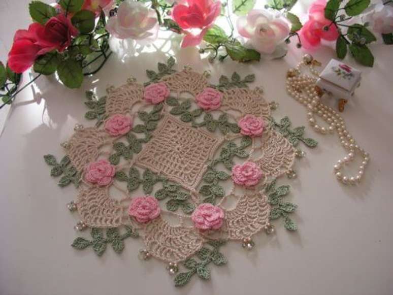 14. O centro de mesa de crochê tem uma delicadeza bem característica