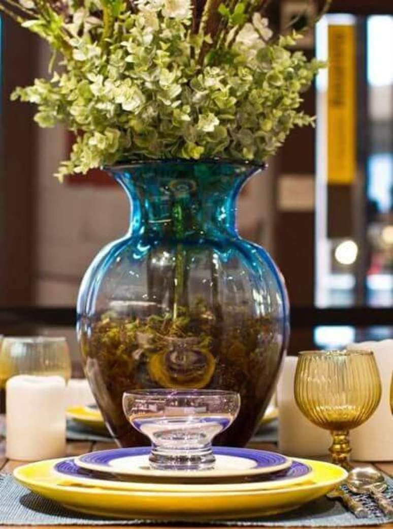 22. Vaso de flores usado como centro de mesa. Projeto de Patricia Aguiar e Gustavo Petina