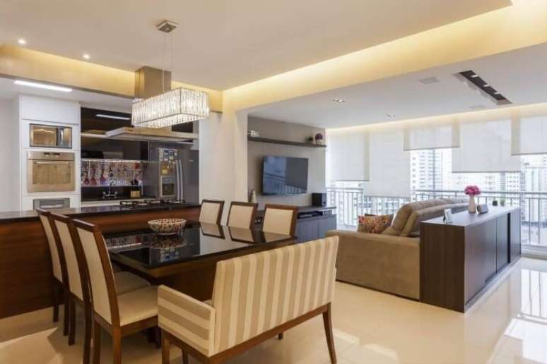 43. Centro de mesa estampado em sala s&oacute;bria. Projeto de Raduan Arquitetura