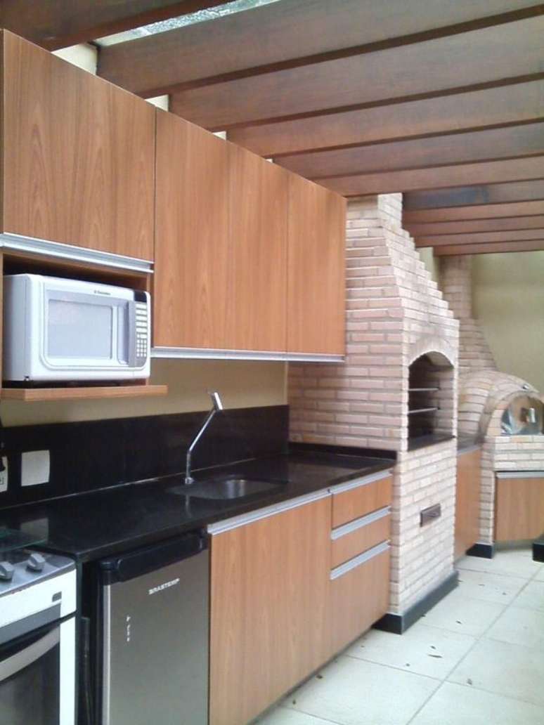 61. A churrasqueira de tijolo pode compor um ambiente de muitas formas. Projeto de Margareth Salles