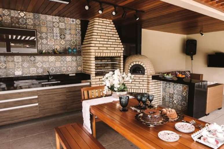 7. Muitas varandas possuem a churrasqueira de tijolo junto com o forno à lenha. Projeto de Favorita Movdecor