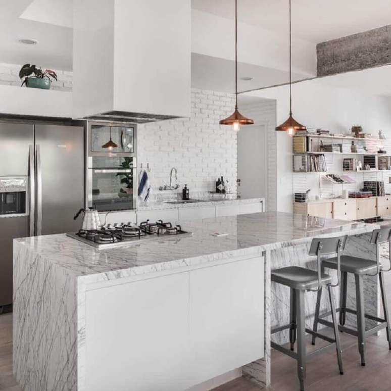 40. Cozinha toda branca com decoração moderna com parede de tijolinho branco e bancada de cozinha em mármore com cooktop – Foto: PM Arquitetura
