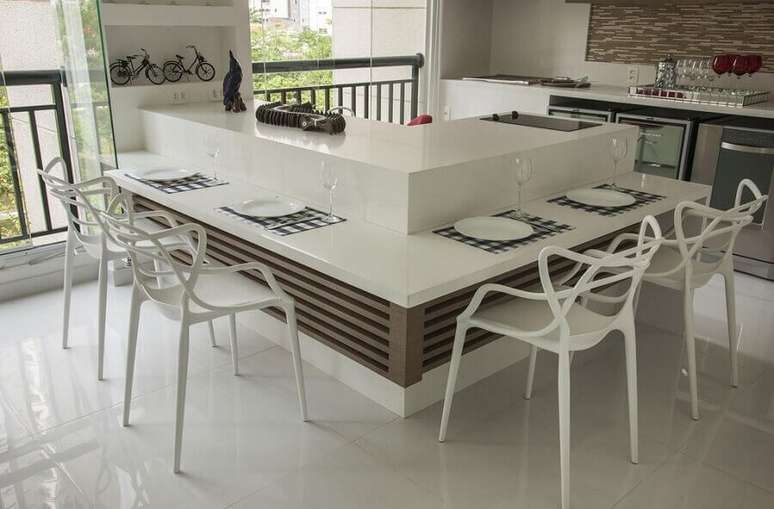 41. Cozinha branca decorada com bancada para cozinha em silestone – Foto: Webcomunica
