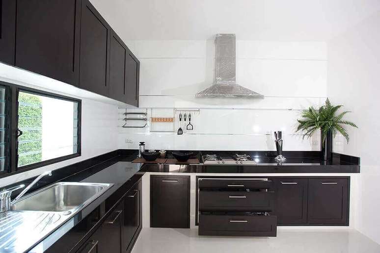 70. Cozinha em formato L feita com bancada de granito. Fonte: Pinterest