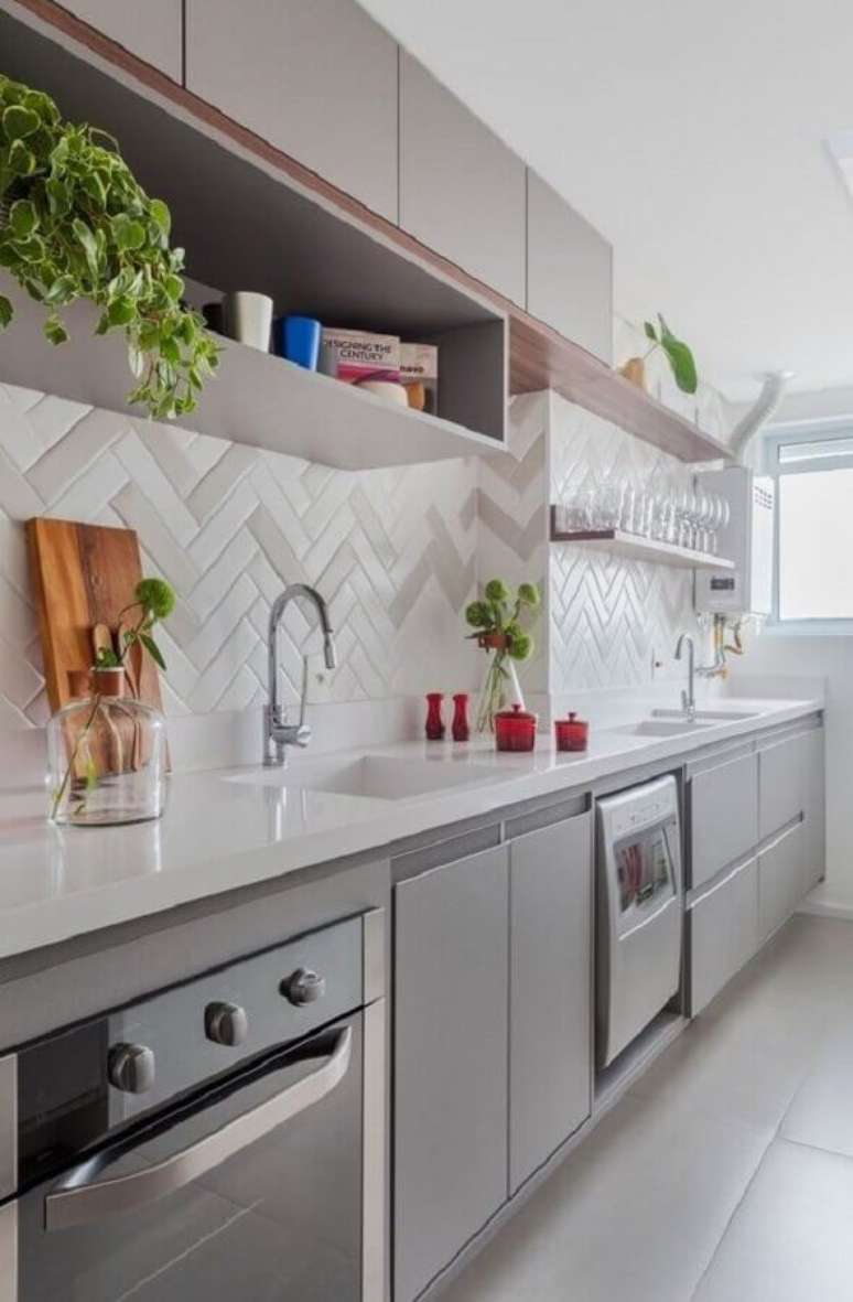 44. Cozinha planejada cinza decorada com bancada de cozinha em nanoglass e azulejo escama de peixe – Foto: Pinterest