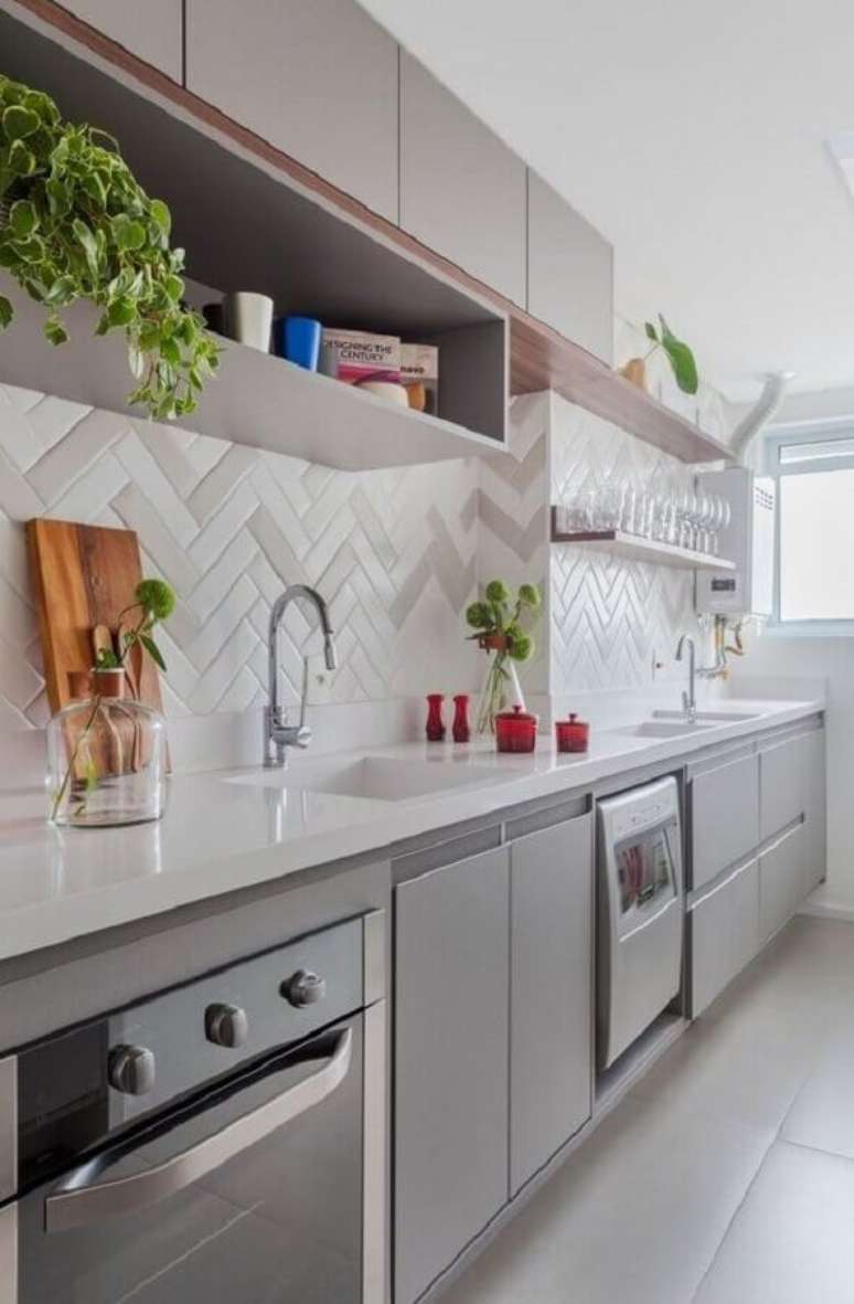 44. Cozinha planejada cinza decorada com bancada de cozinha em nanoglass e azulejo escama de peixe &ndash; Foto: Pinterest