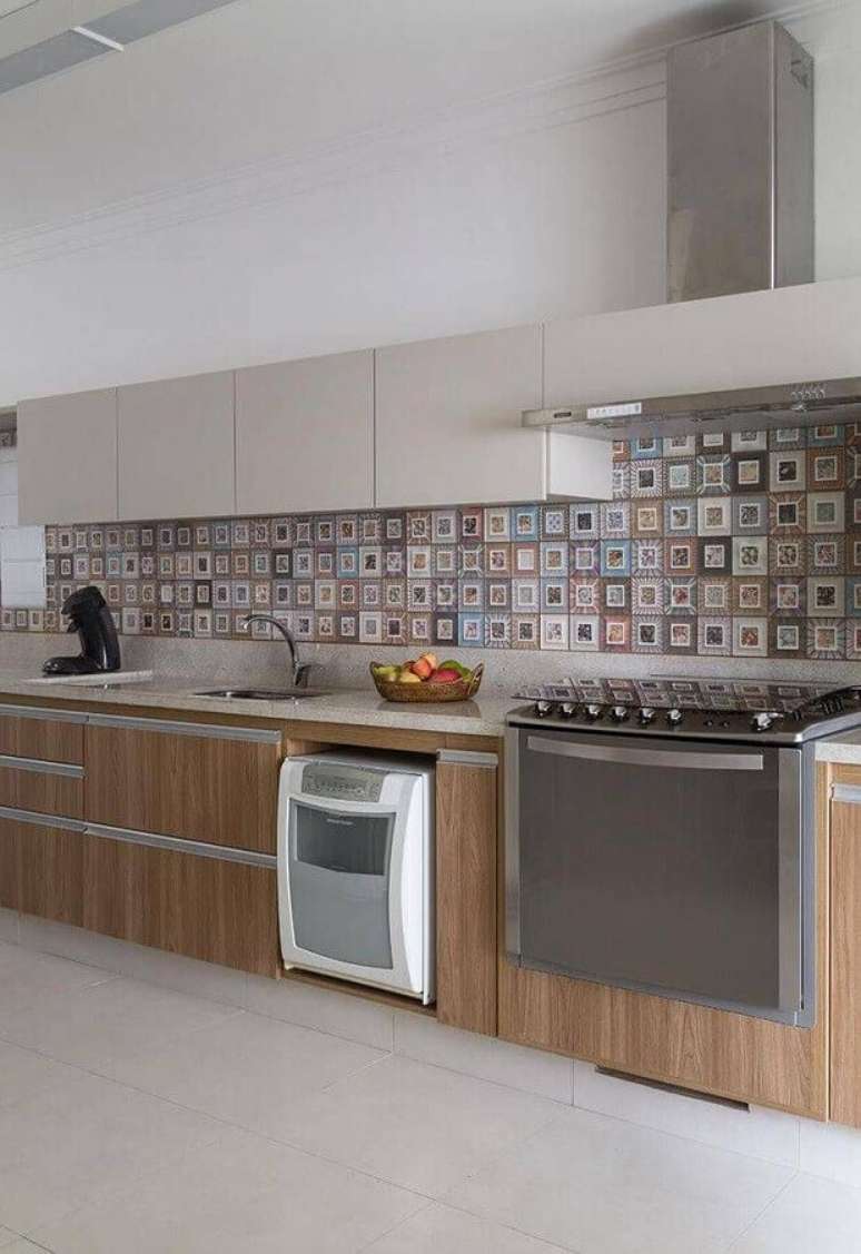 48. Decoração com armários planejados de madeira e bancada de cozinha em granito – Foto: Eliane Mesquita