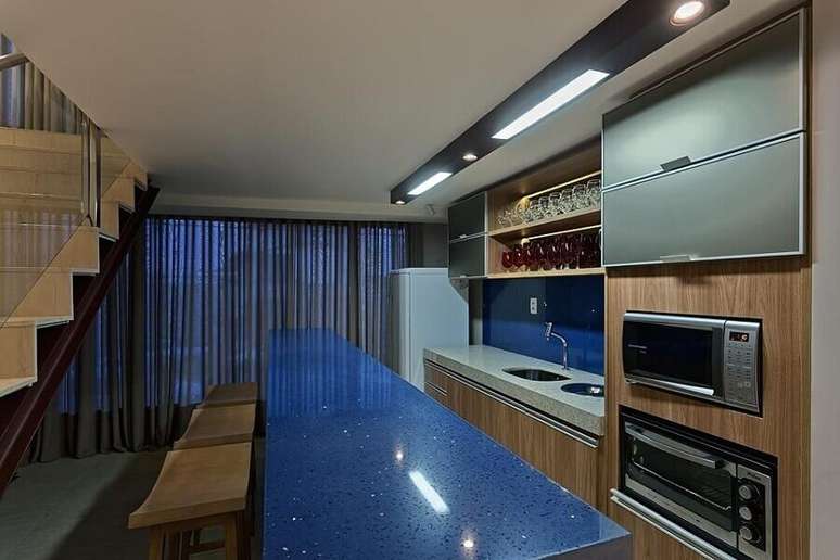 52. Decora&ccedil;&atilde;o para cozinha planejada com bancada de cozinha feita em silestone azul &ndash; Foto: Mariana Borges e Thaysa Godoy