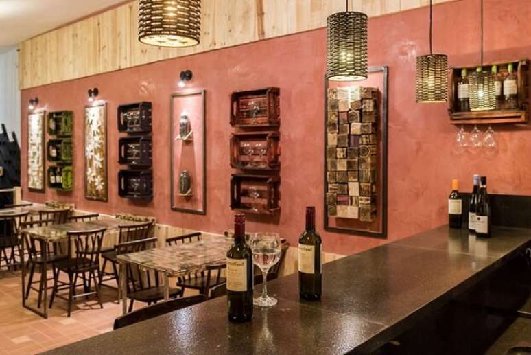 29. Decora&ccedil;&atilde;o de bistr&ocirc; com nichos de caixote de feira. Projeto de Morar Mais Por Menos Goi&acirc;nia