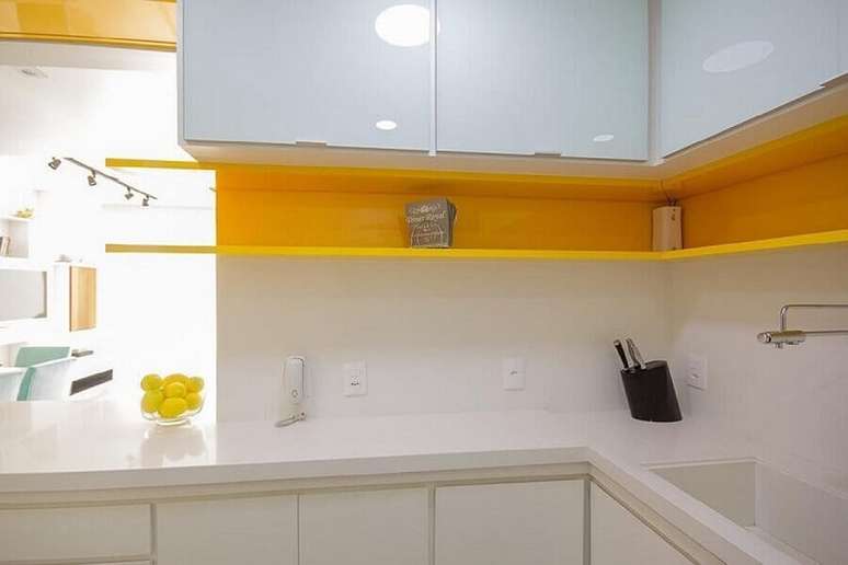 53. Decoração com nicho amarelo e bancada para cozinha em quartzo branco – Foto: Elen Saravalli