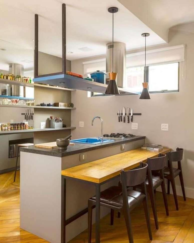 56. Decoração com bancada para cozinha com cooktop e pia azul – Foto: DT Estudio Arquitetura