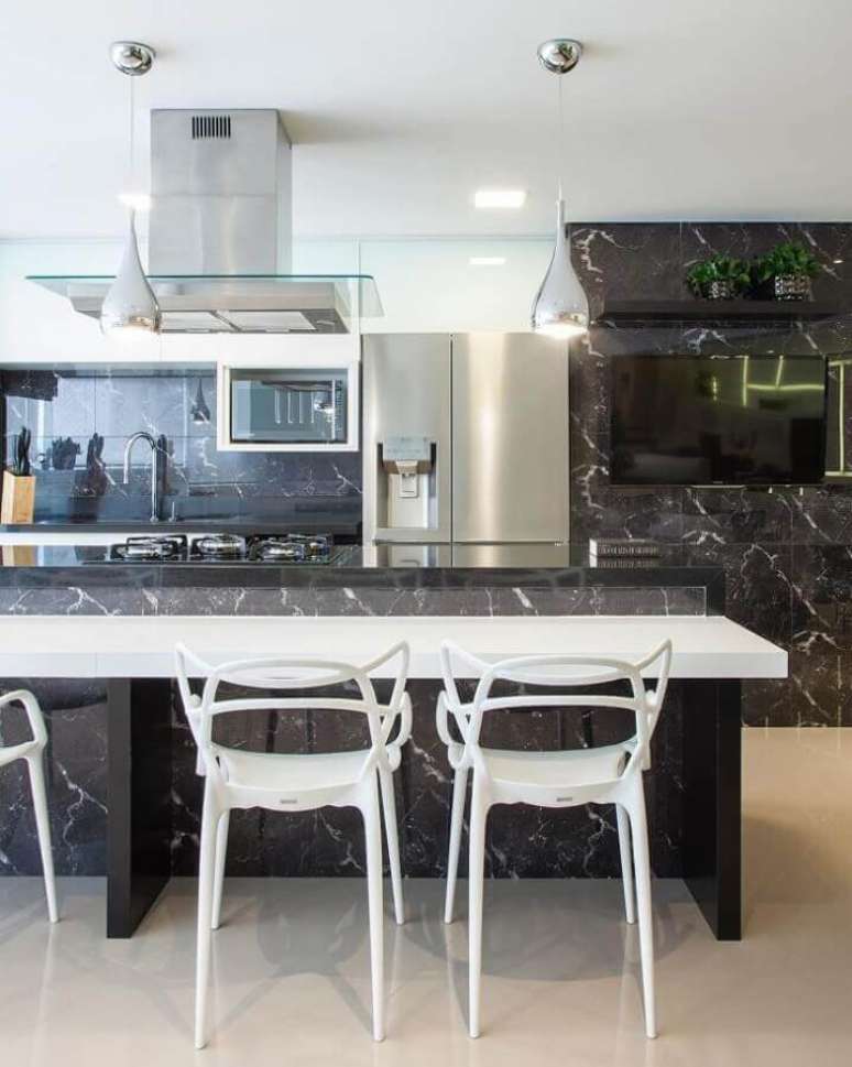 58. Decoração moderna com bancada para cozinha gourmet preta e branca – Foto: Monise Rosa Arquitetura