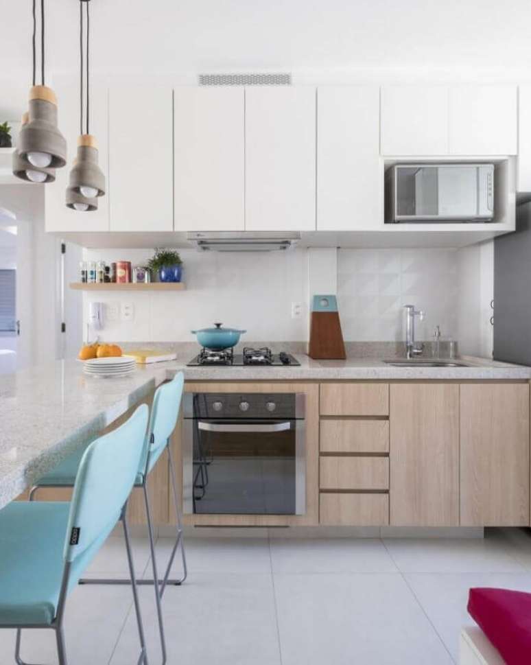 59. Decora&ccedil;&atilde;o para cozinha planejada com arm&aacute;rios de madeira e bancada de cozinha feita em granito &ndash; Foto: SP Estudio Arquitetura