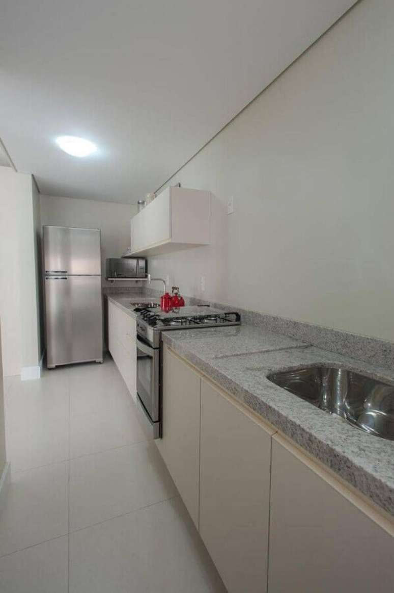 60. Decora&ccedil;&atilde;o simples com bancada de cozinha em granito &ndash; Foto: Rico Mendon&ccedil;a