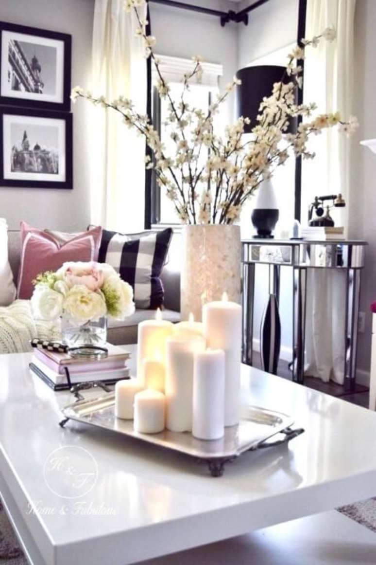 40. Usar velas de tamanhos diferentes como centro de mesa pode deixar sua decora&ccedil;&atilde;o mais bonita