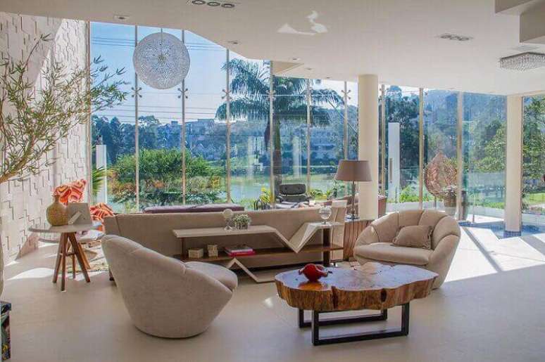 34. O centro de mesa vermelho contrasta com a rusticidade do m&oacute;vel. Projeto de Renata Bertoni e Junior Prestes