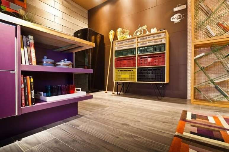 30. Estante com caixote de feira de pl&aacute;stico colorido. Projeto de Juliana Pippi