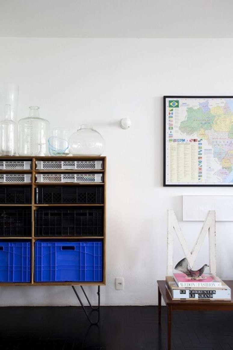 31. Estante com caixote de feira de pl&aacute;stico como gaveta. Projeto de Mauricio Arruda